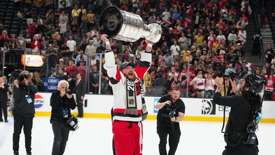 Hurricanes' Nicolas Deslauriers signs contract during parade (NHL)