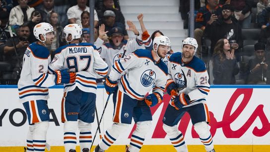 NHL roundup: Connor McDavid's 5 points help Oilers outgun Canucks 9-7 (NHL). Photo by Bob Frid