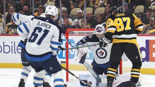 Jets ride 3-goal third period to victory over Penguins (NHL). Photo by Charles LeClaire