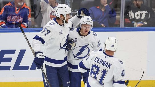 Lightning rally from 2 down to beat Canucks (NHL). Photo by Wendell Cruz