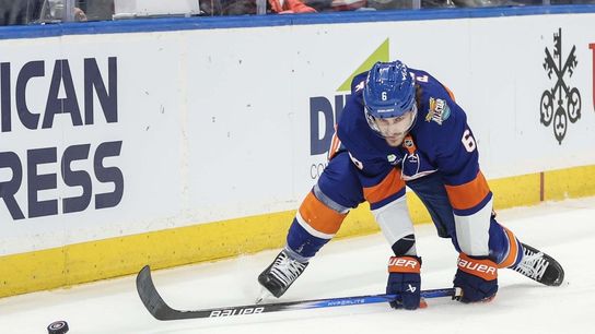 Islanders, Canucks dealing with similar late-game lapses (NHL). Photo by Wendell Cruz