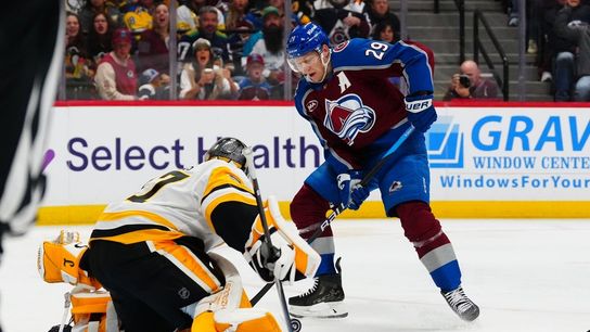 Nathan MacKinnon’s 4-point night powers Avalanche past Penguins (NHL)