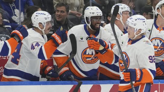 Islanders get first road win of season as Leafs lose again (NHL). Photo by John E. Sokolowski
