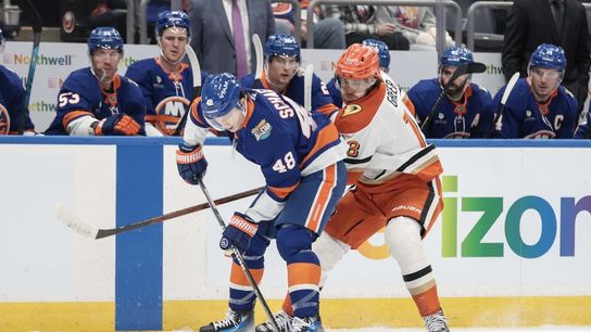 Islanders ride 3-goal first period as Ducks drop 4th straight (NHL). Photo by Wendell Cruz