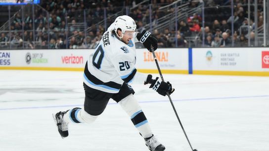 Dmitri Simashev’s first 2 career goals help Mammoth beat Lightning in OT (NHL)