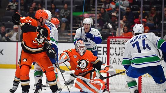 Canucks halt 10-game skid with late 3-goal rally, OT win vs. Ducks (NHL)